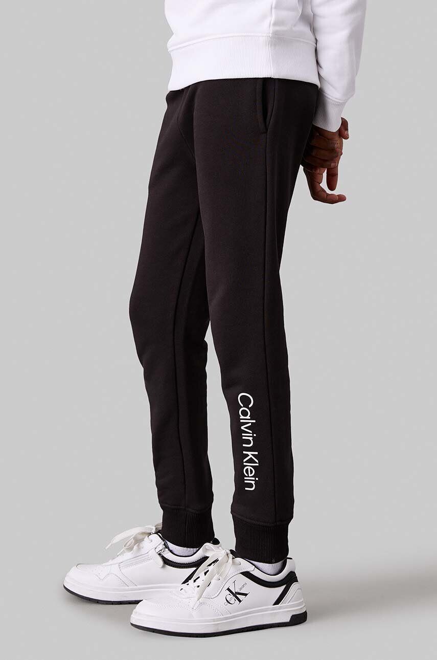 

Хлопковые спортивные брюки Calvin Klein Jeans для мальчика/девочки REGULAR JOGGER, черный