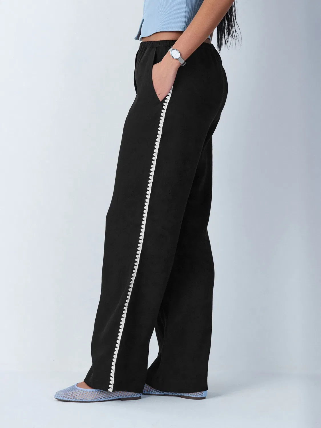 Брюки широкие с вышивкой по бокам, модель Black Embroidered Side Detail Wide Leg Next, черный — фото 3