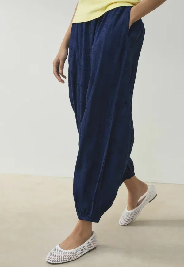 Брюки хлопковые Regular fit - broderie balloon leg trousers Next, navy blue, темно-синий