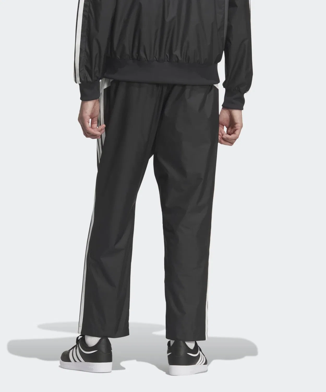 Мужские спортивные брюки свободного кроя с цветными вставками Must-Have Loose Fit Color Block Mesh Lining Full Length Open Hem Wind Pants Adidas, Black — фото 2