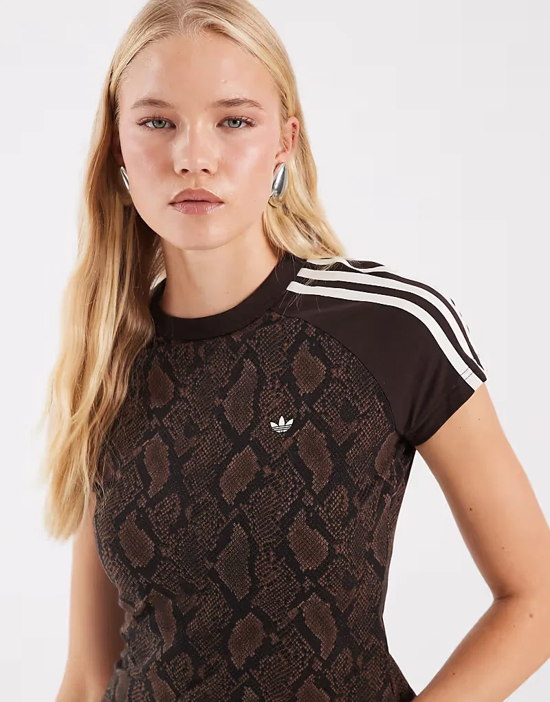 Футболка Adidas Originals Cali темно-коричневый с принтом под змеиную кожу — фото 3