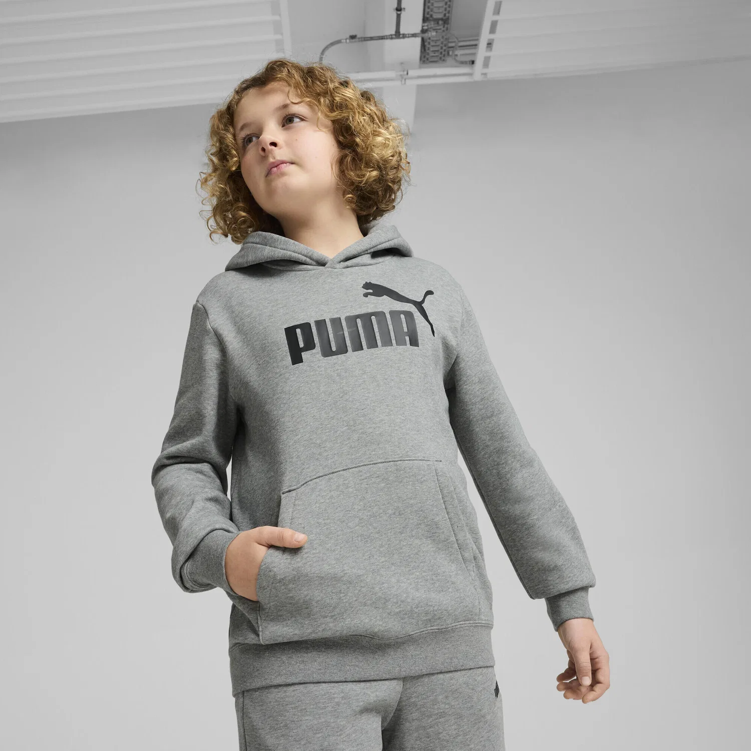 Детское флисовое худи с принтом ESS No. 1 Logo Fleece-Hoodie Jungen PUMA, Aschgrau Magnetgrau — фото 2