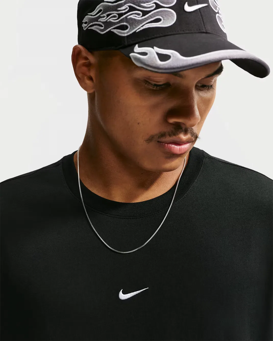 Стандартная мужская футболка Nike Sportswear, Black/White — фото 3