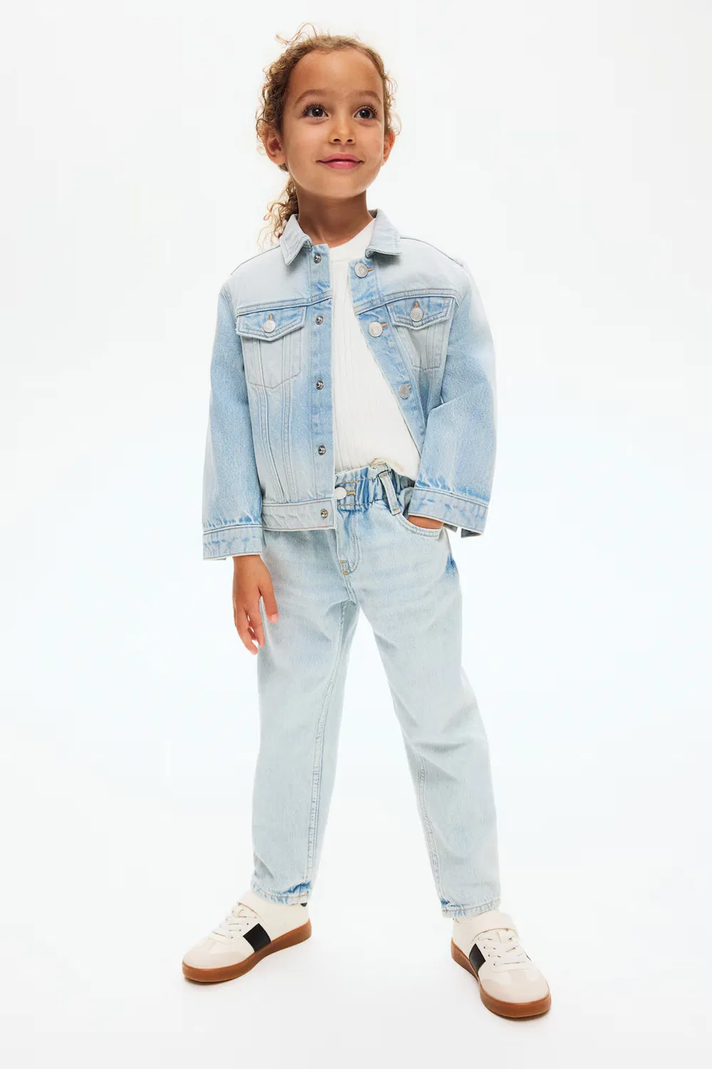 Свободные джинсы с бумажным пакетом H&M, Helles Denimblau