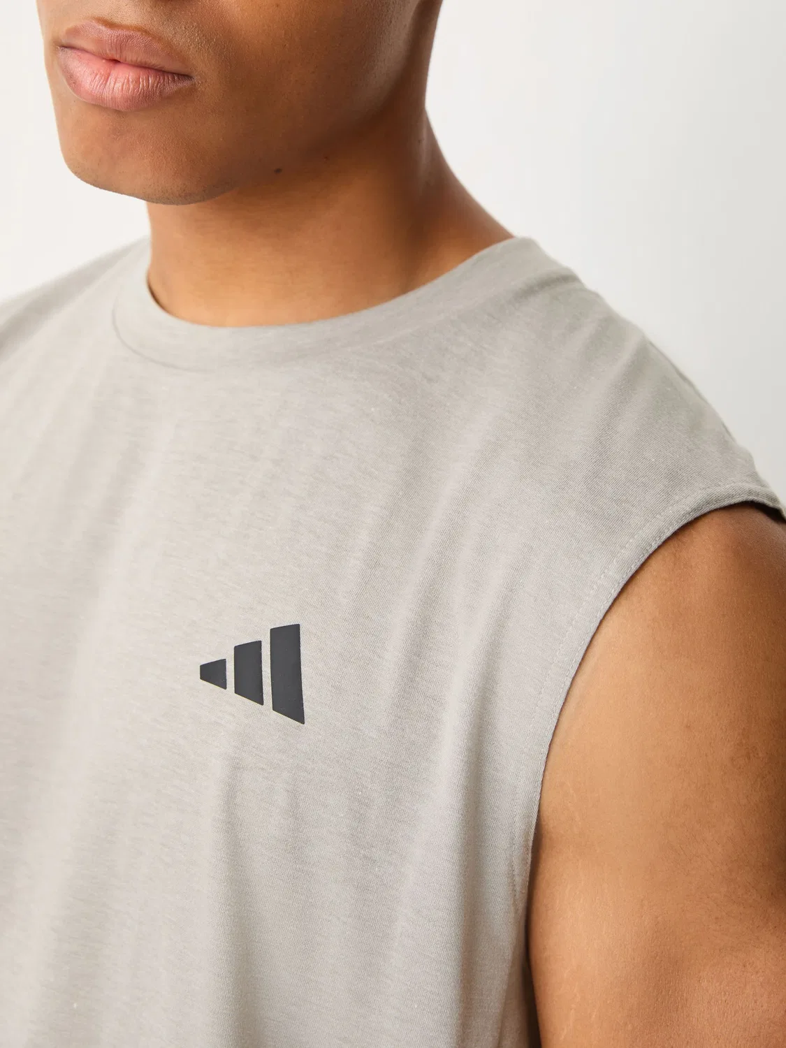 Серый тренировочный жилет с короткими рукавами adidas — фото 4