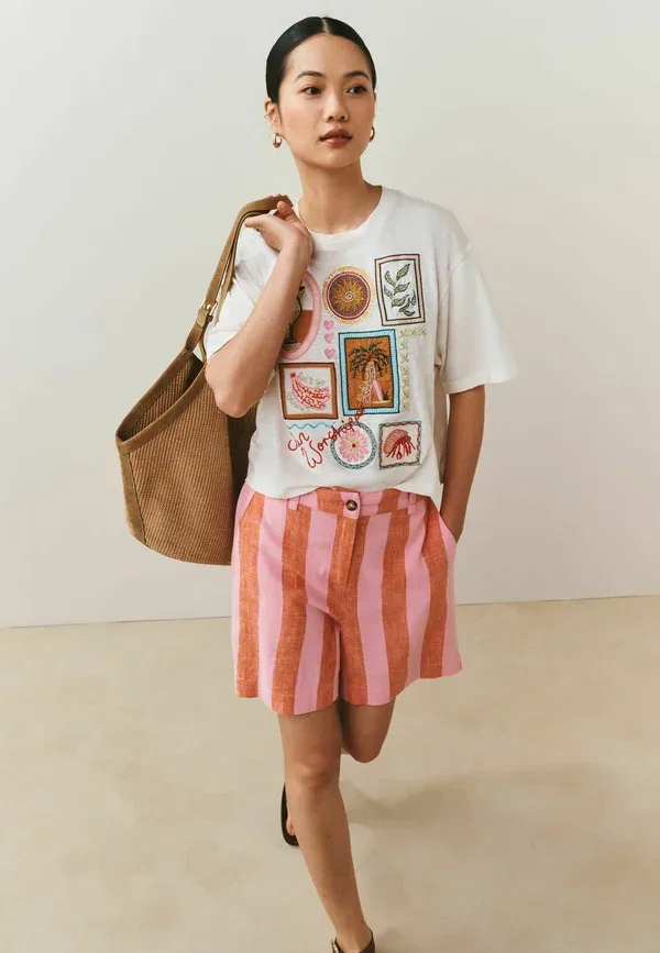 Футболка с вышивкой Regular fit graphic embroidered short sleeve t-shirt Next, Ecru White, белый — фото 2