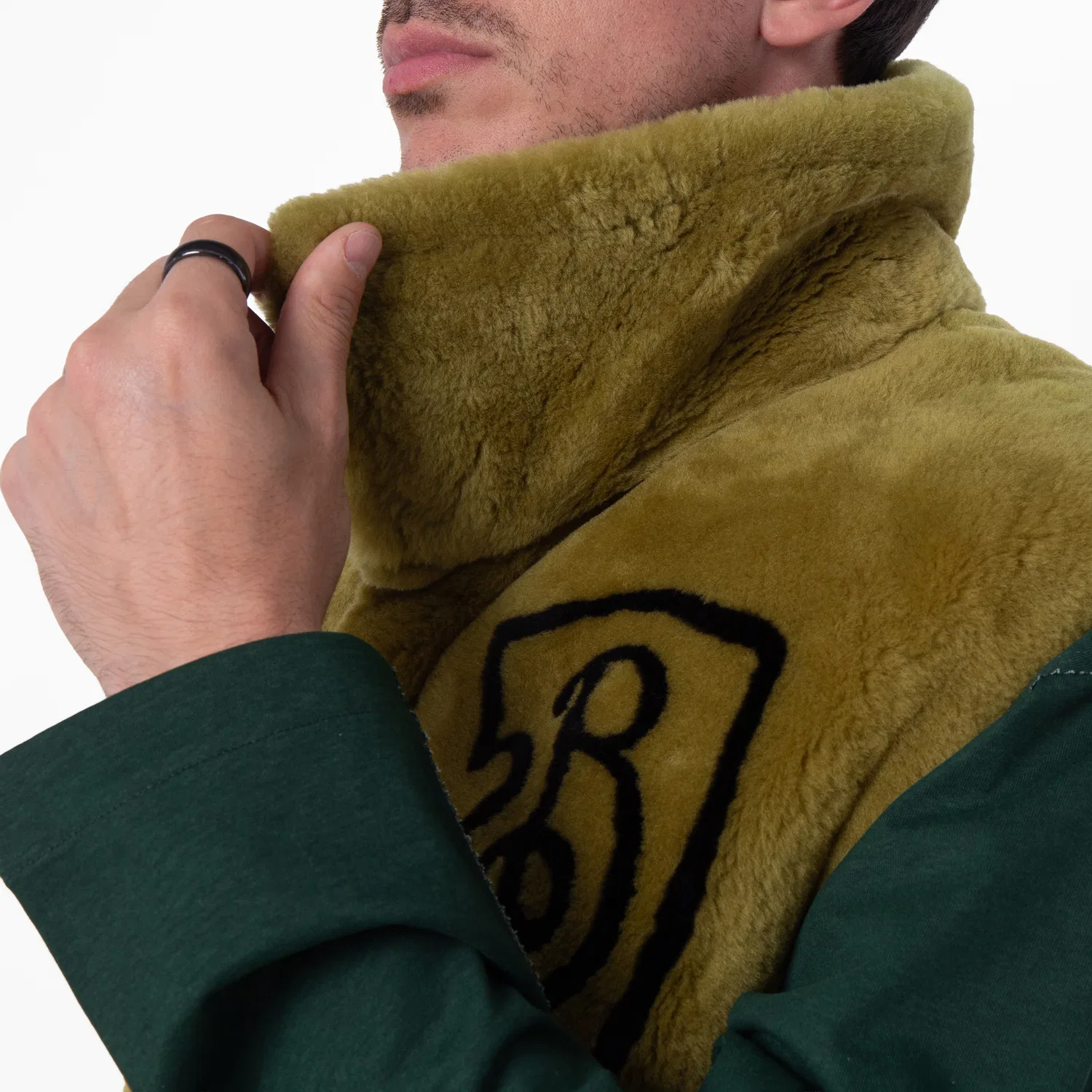 Жилет из овчины с пуховым наполнителем Lamb Shearling Down Vest with B-Shield Print Burberry, Acre — фото 2