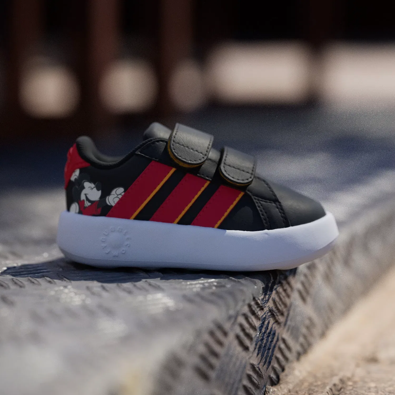 Детские кроссовки с застежкой-велкро Disney Mickey Mouse Grand Court Adidas Sportswear, черный/рубиновый/желтый — фото 3