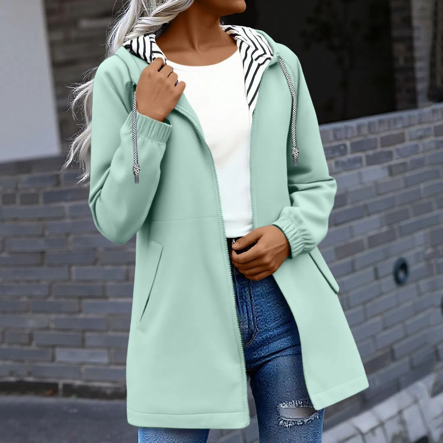 Женская легкая ветрозащитная куртка с капюшоном, однотонная, на молнии, с карманами, Verde menta — фото 2