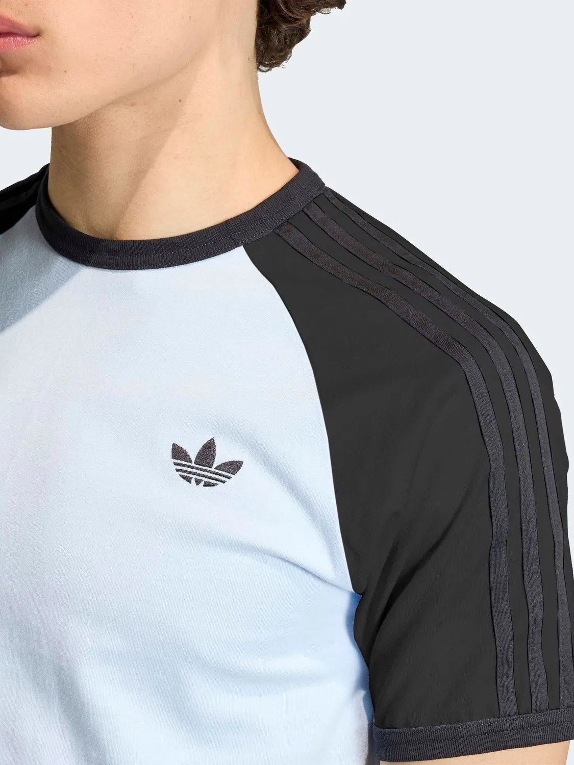 Футболка с контрастной горловиной, adidas Originals, светло-голубая — фото 3