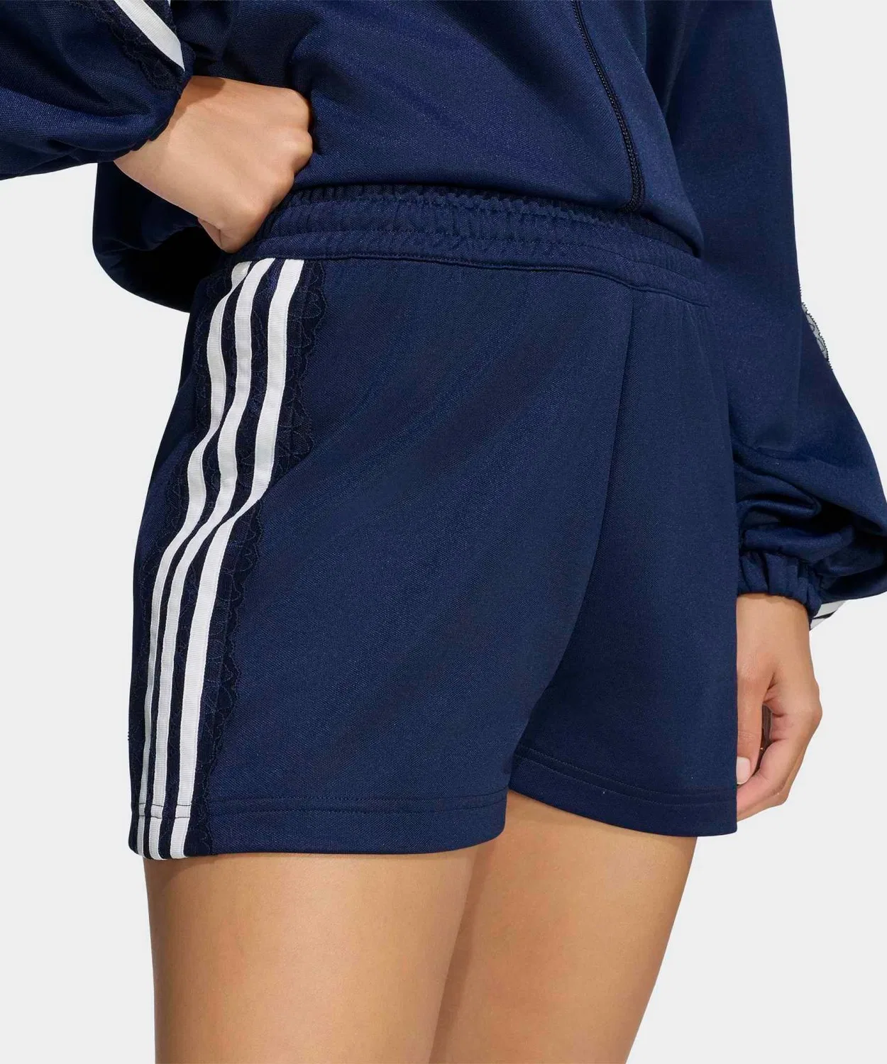Женские шорты с кружевными вставками и застежкой-молнией, модель Lace Three Stripes, Adidas, Navy — фото 4