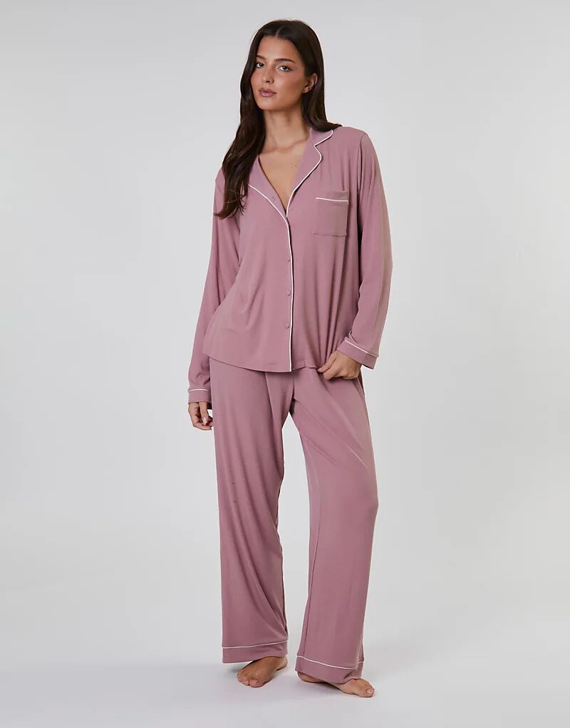 

Рубашка в традиционном стиле с длинными рукавами и длинные брюки розового цвета