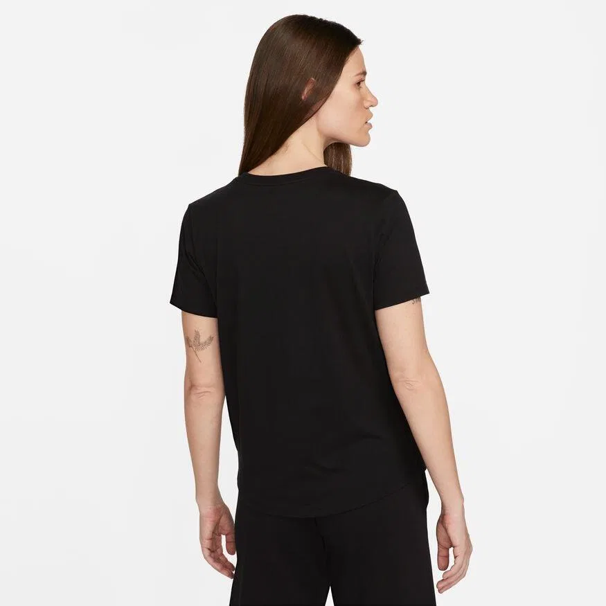 Женская хлопковая футболка Nike Sportswear Club Essentials, Schwarz — фото 2