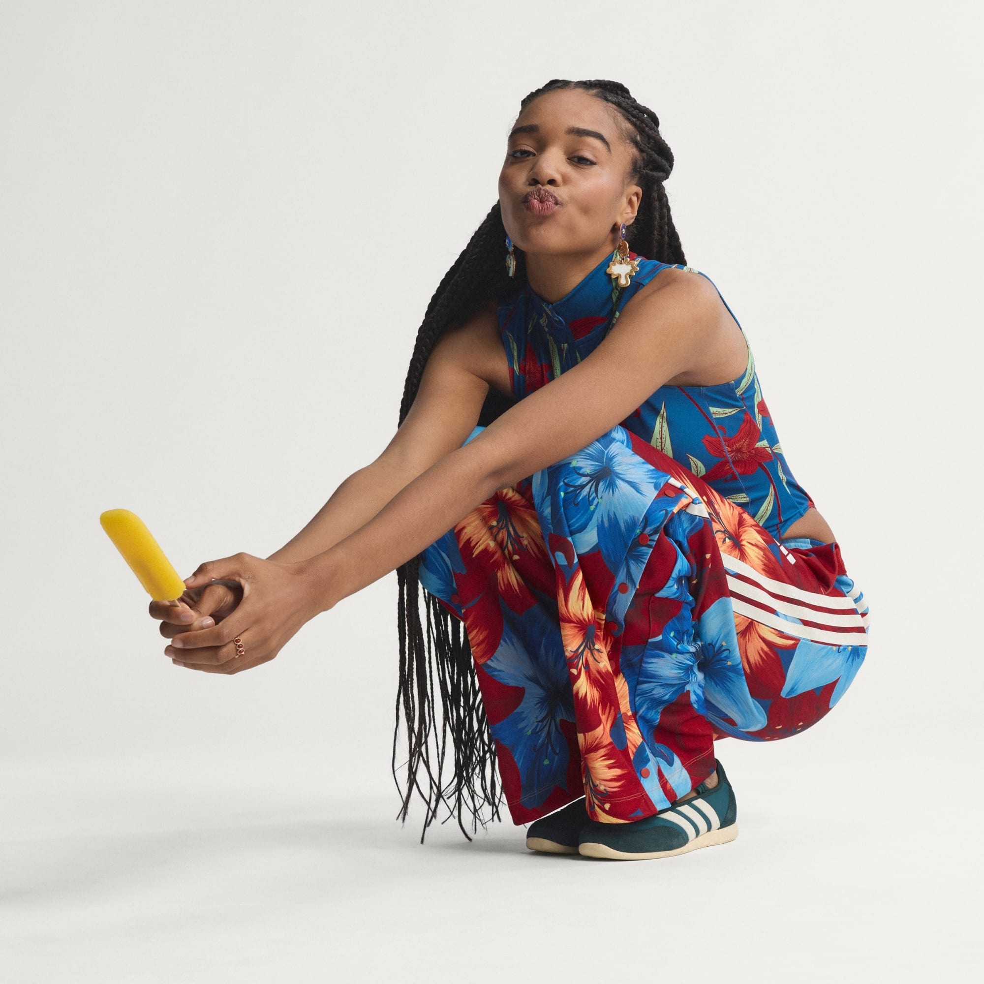 Спортивные брюки Adidas X Farm Rio House Of Tiro Track, красный/голубой — фото 4