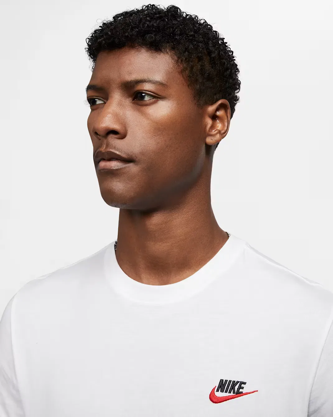 Мужская футболка Nike Sportswear Club, White/Black/University Red — фото 3