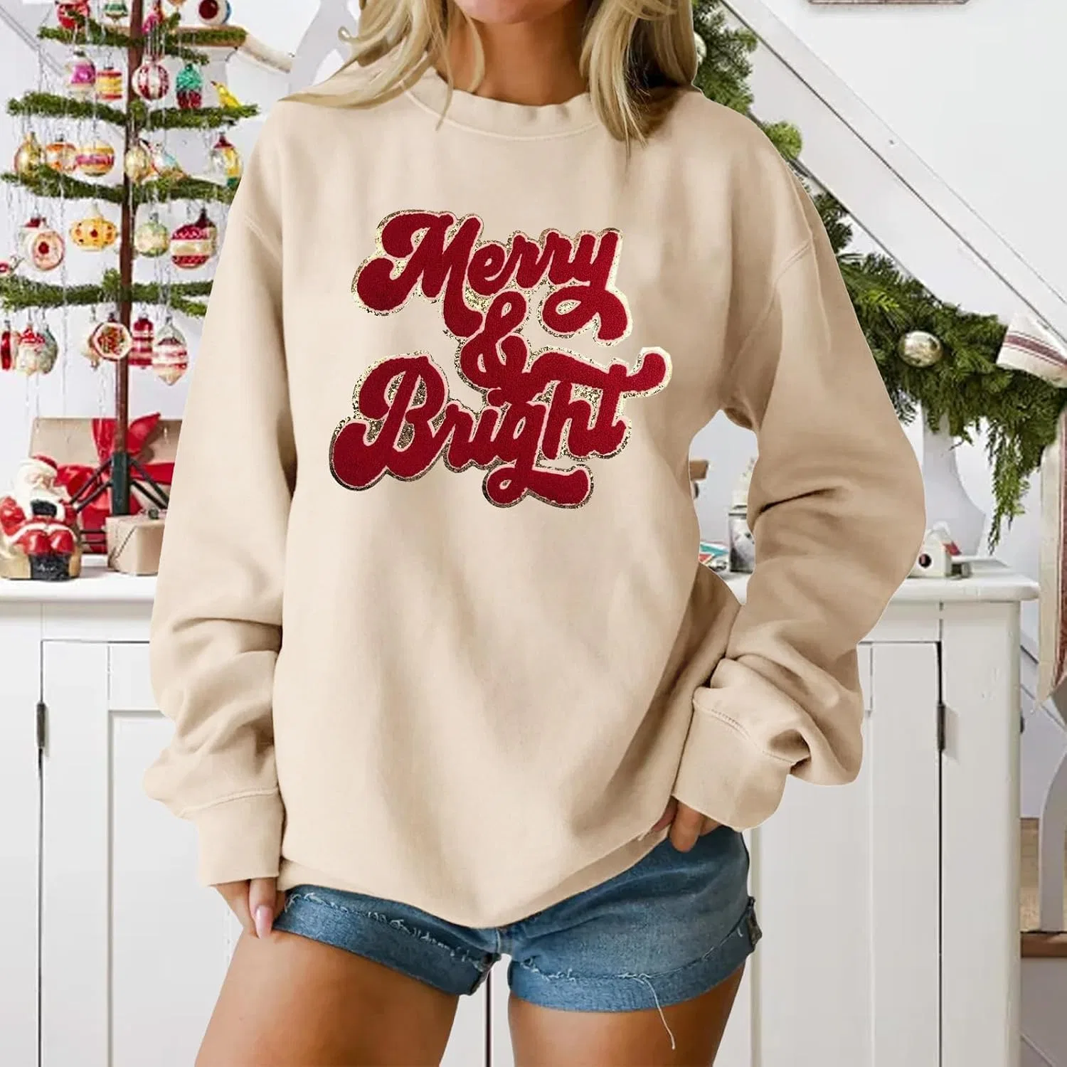 Женский свитшот с праздничным принтом Merry And Bright, бежевый — фото 2