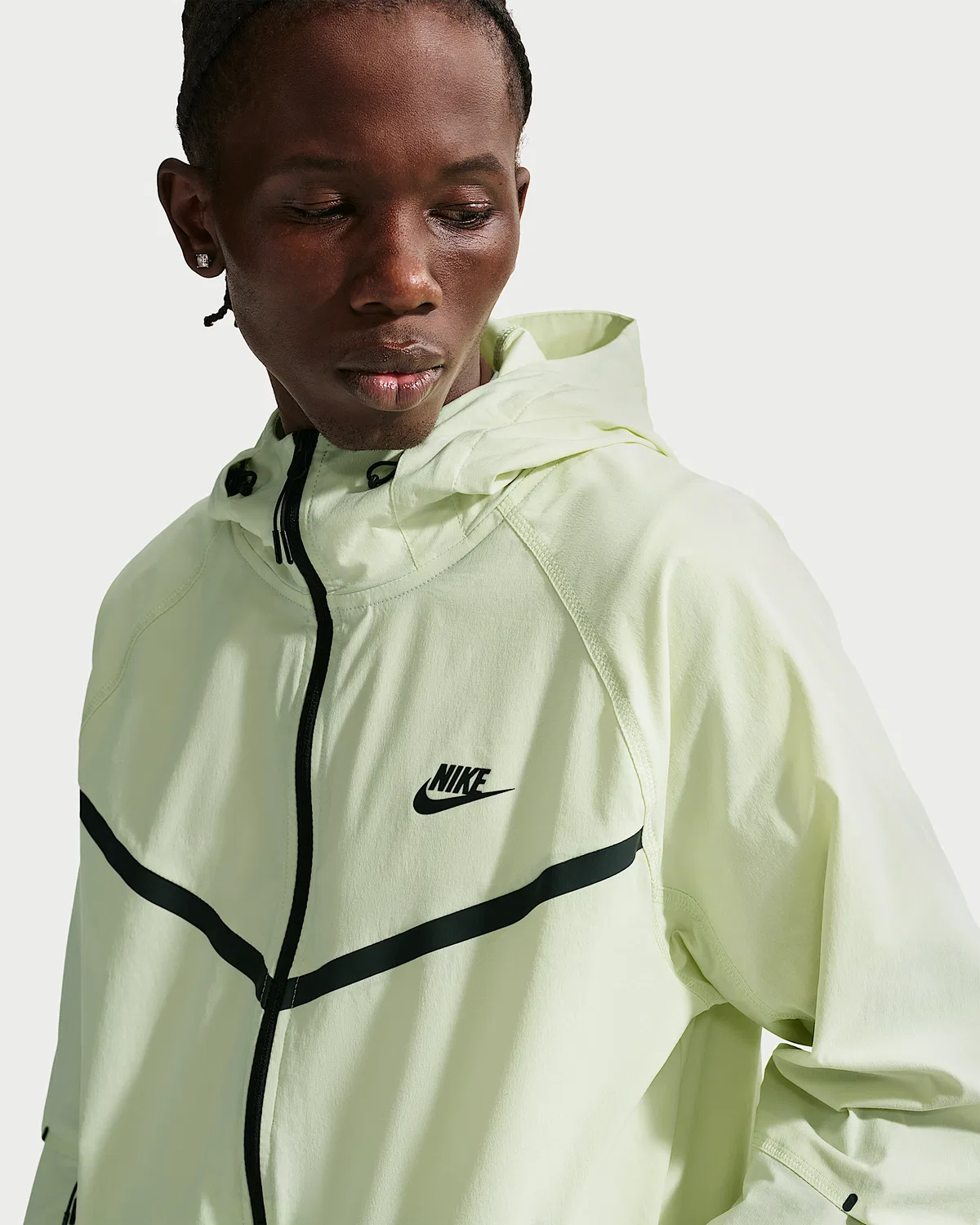Мужская куртка Windrunner Dri-FIT Woven Full-Zip Nike Tech, Light Liquid Lime/Light Liquid Lime/Black — фото 3