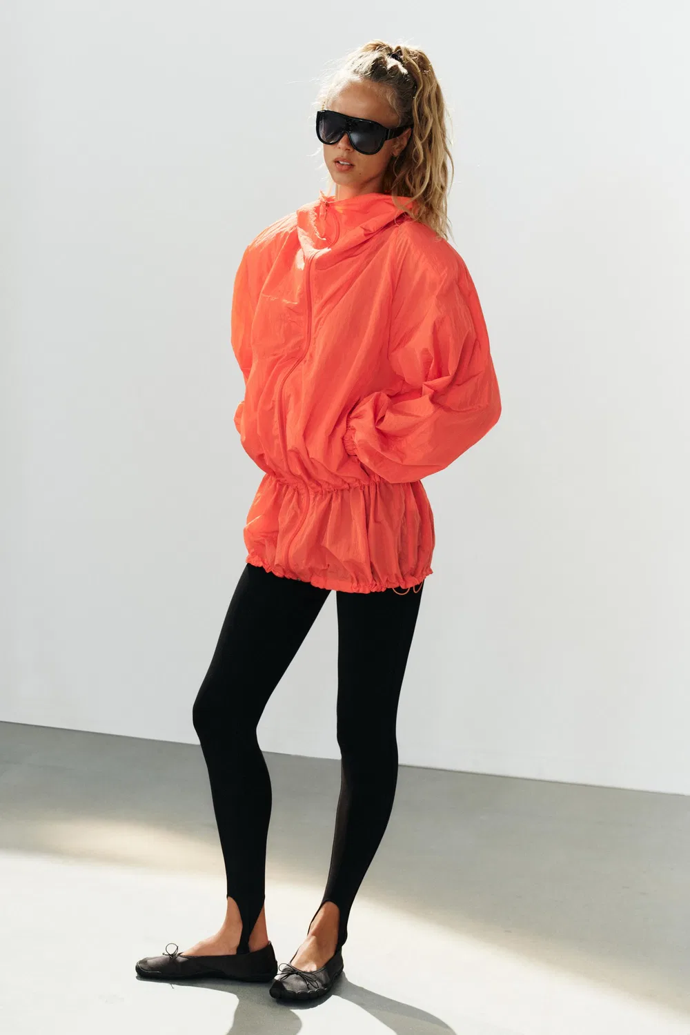 Куртка из технической ткани с наплечниками и застежкой-молнией. ZARA, Neon orange