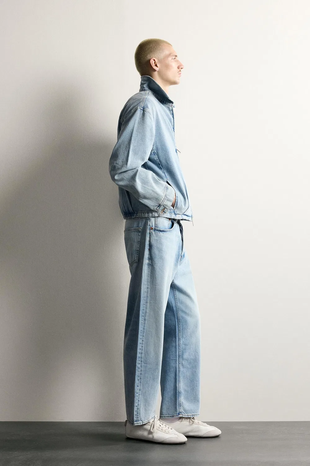 Джинсовая куртка с эффектом потертости и застежкой-молнией. ZARA, Light blue — фото 4