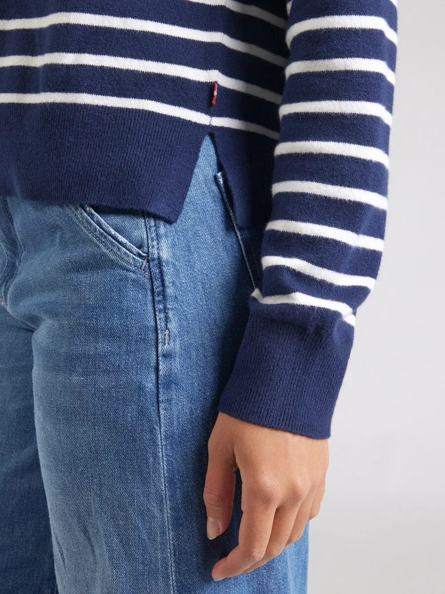 Свитер LEVI'S «Супермягкий пуловер с V-образным вырезом» в цвете «Морской синий» — фото 2