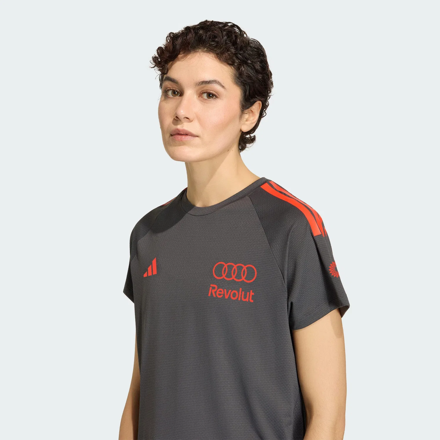 Мужская футболка с длинным рукавом Audi Revolut F1 Team Short Sleeve Mechanics Trikot Adidas, Schwarz Rot — фото 4