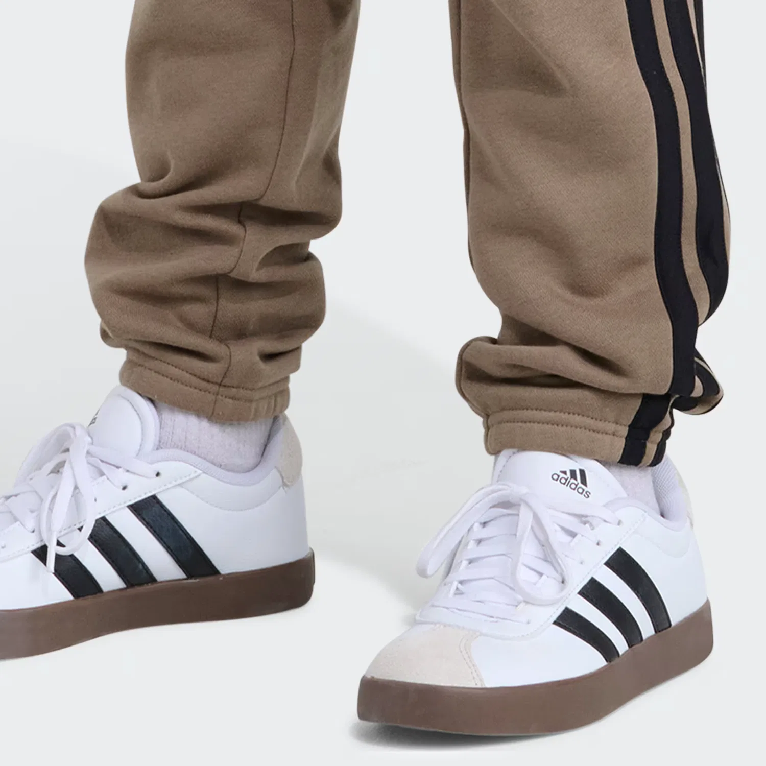Детские брюки-джоггеры на флисе Essential 3-Stripe Adidas Sportswear, хаки — фото 4