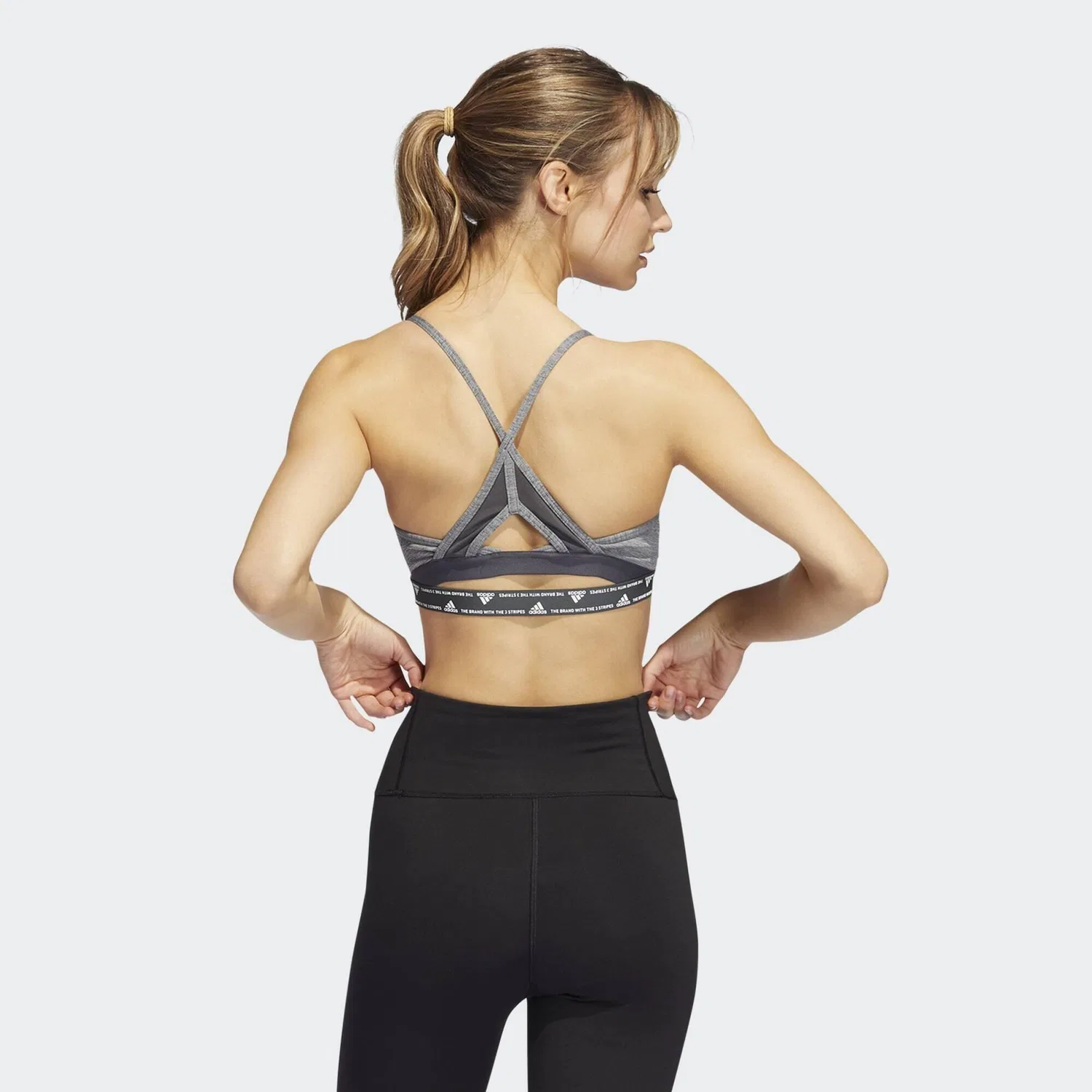 Женский спортивный топ с U-образным вырезом adidas Aeroreact Training Light-Support 3-Streifen Sport-BH, Dunkelgrau Weiss — фото 3