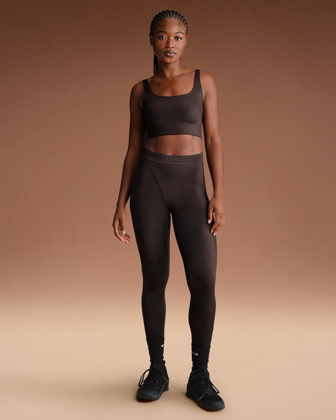 

Леггинсы NikeSKIMS Shine Women's High-Waisted V-Panel 26", темно-коричневый