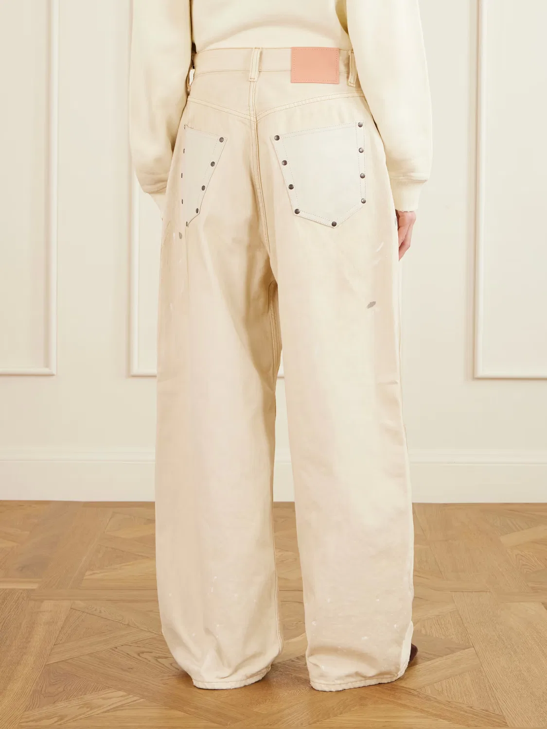 Джинсы с заниженной талией и кожаной отделкой 2023 год Acne Studios, белый — фото 3