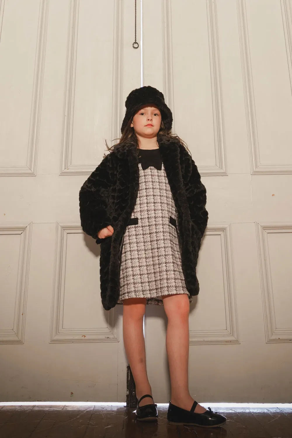 Детское длинное пальто из искусственного меха с фактурным узором Chic Occasionwear Deux par Deux, черный — фото 2