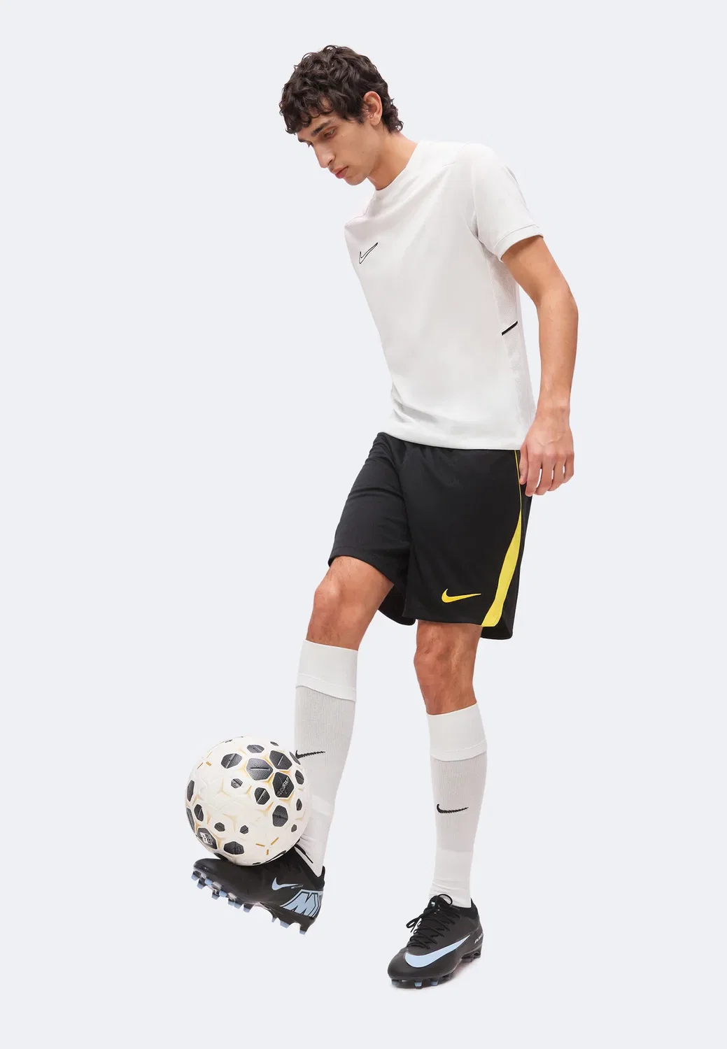 Короткие шорты футбольного клуба «Челси» - клубная форма Nike Performance, Black/Midwest Gold-Coloured — фото 4