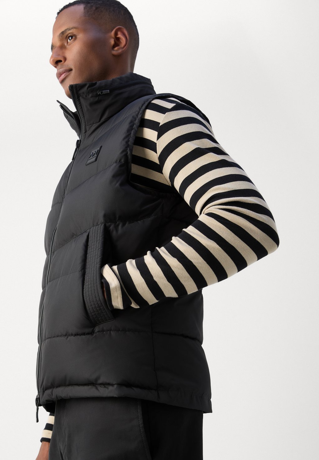 

Жилет REGULAR FIT IN TECHNO WITH PADDING DUPONT SORONA WITH LOGO PATCH Antony Morato, черный