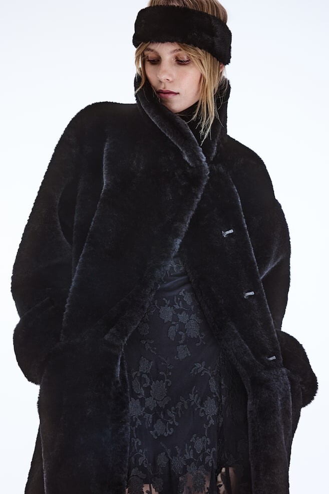 

Пушистое пальто H&M, черный