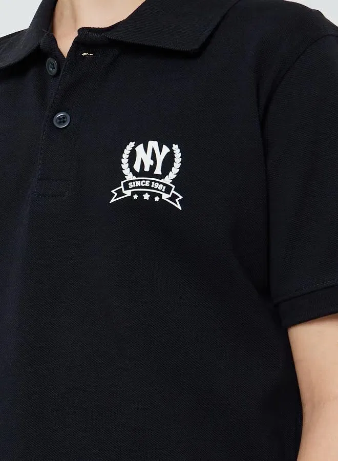 Футболка-поло с принтом на груди, регулярный крой, Styli, черный — фото 4