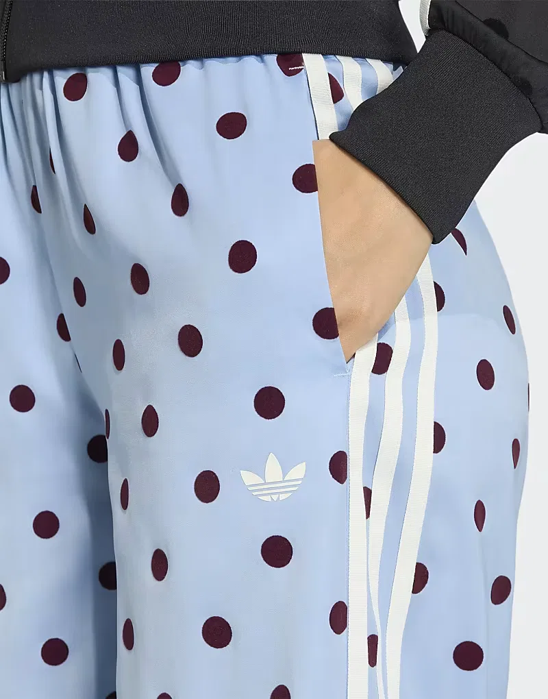 Спортивные брюки Adidas Originals из атласа с широкими штанинами в синий горошек — фото 3