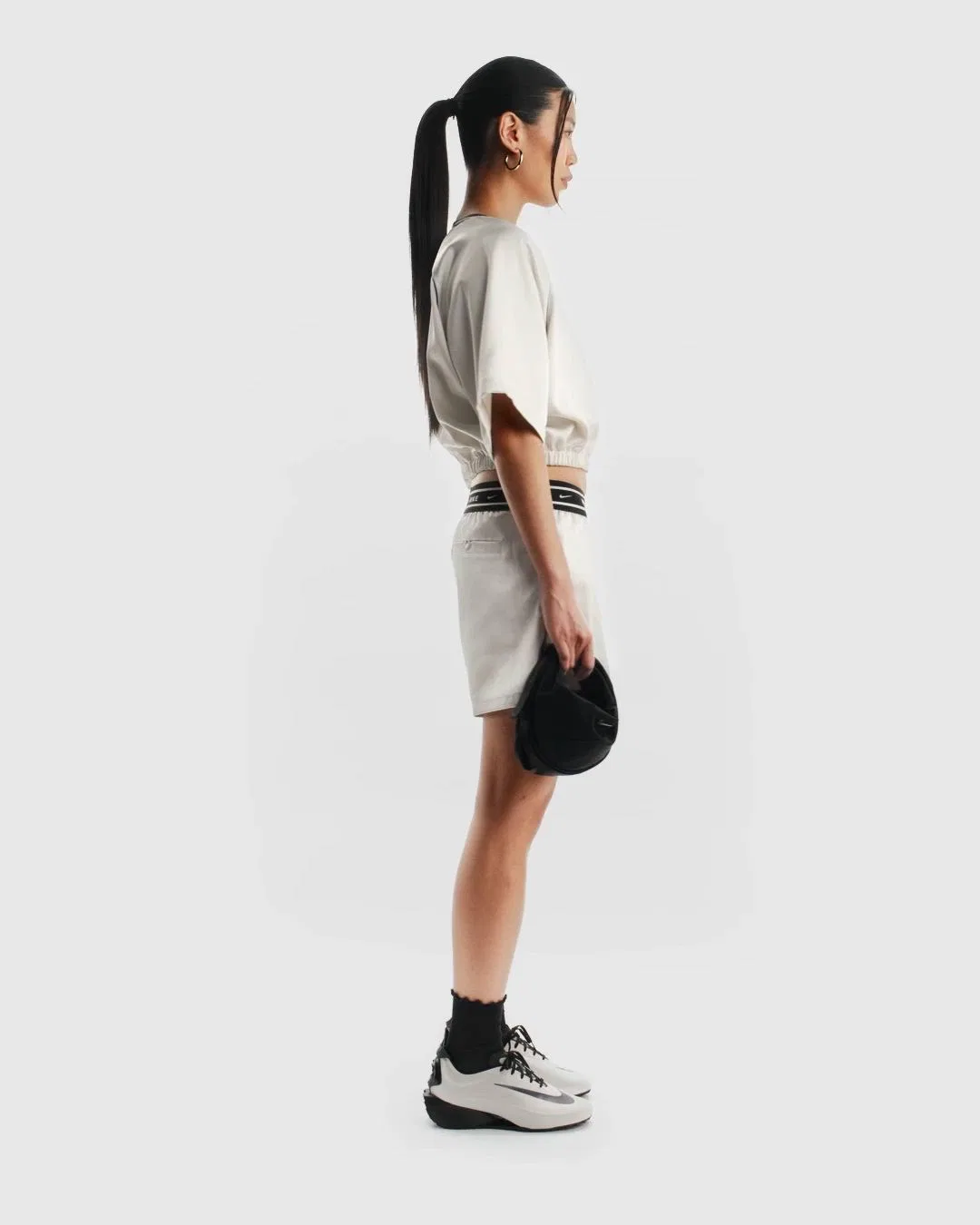 Женские шорты свободного кроя из сатина с вышивкой NIKE, Light Bone — фото 2