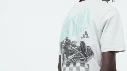 Мужская футболка с принтом Mercedes - AMG Petronas Formula 1 Team Graphic Tee 01 Adidas Performance, светло-серый меланж — фото 2