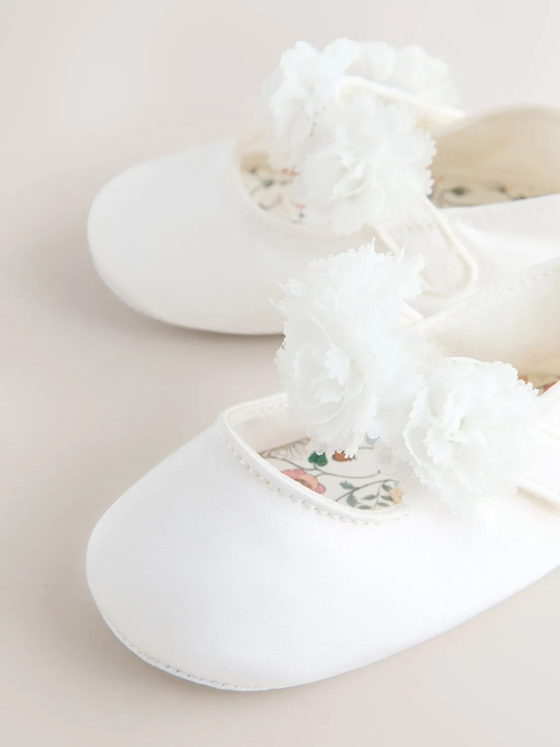 Туфли для малышей с корсажем, Satin Baby Corsage Shoes Next, белый — фото 4