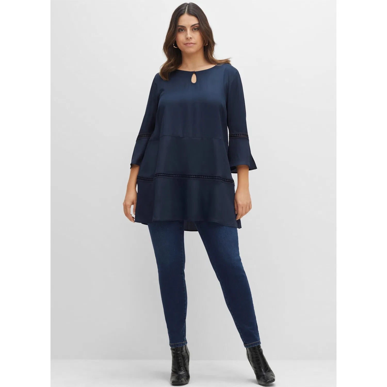 Женская удлиненная блузка с круглым вырезом Sheego, Navy Blue — фото 2