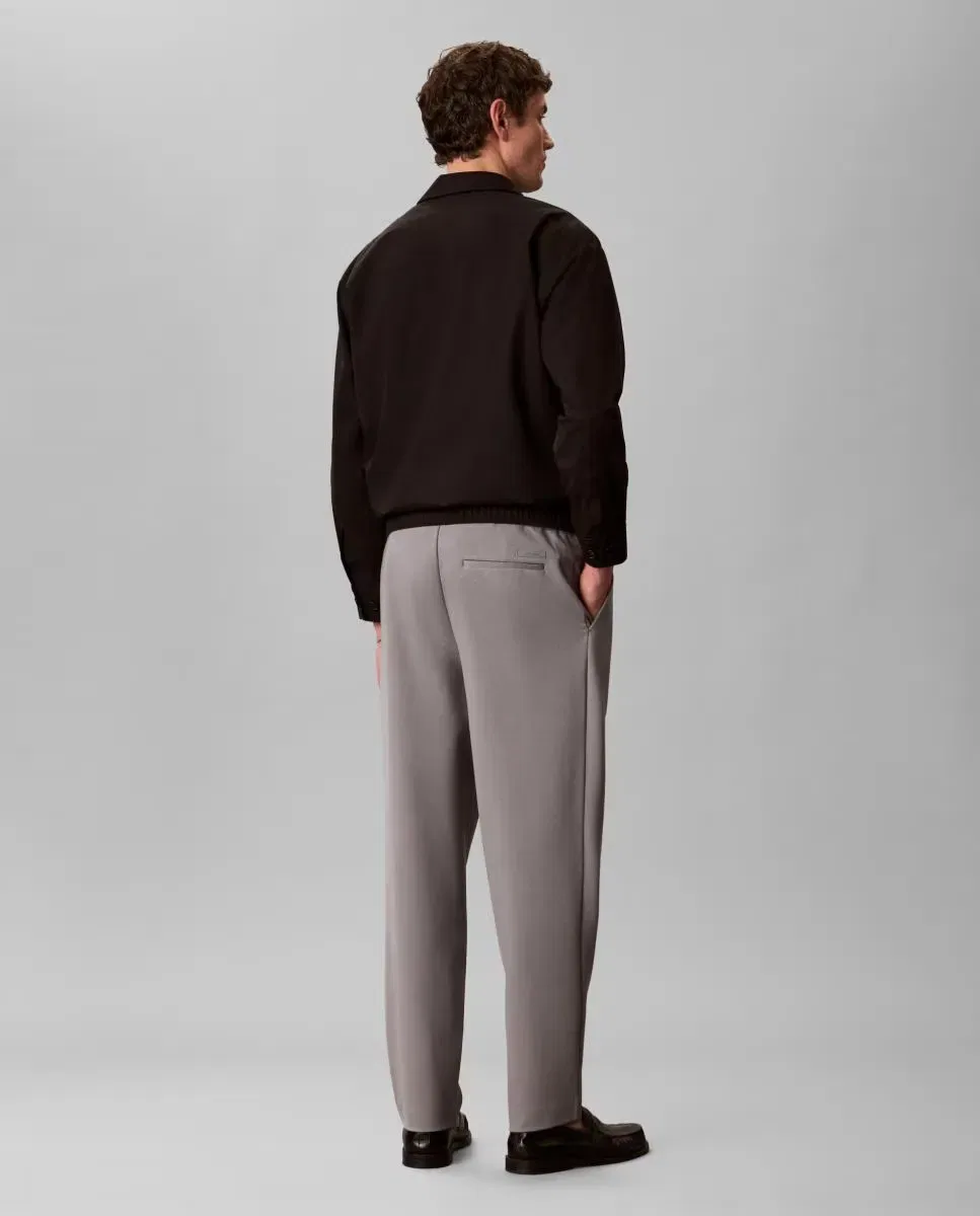 Мужские брюки из технического трикотажа со складками Calvin Klein, Gris — фото 3