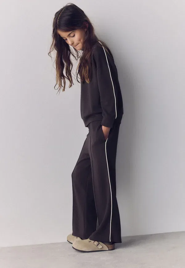 Спортивный костюм из джерси, модель Regular fit crew and wide leg joggers set, The Set, chocolate brown, коричневый/шоколадный — фото 3