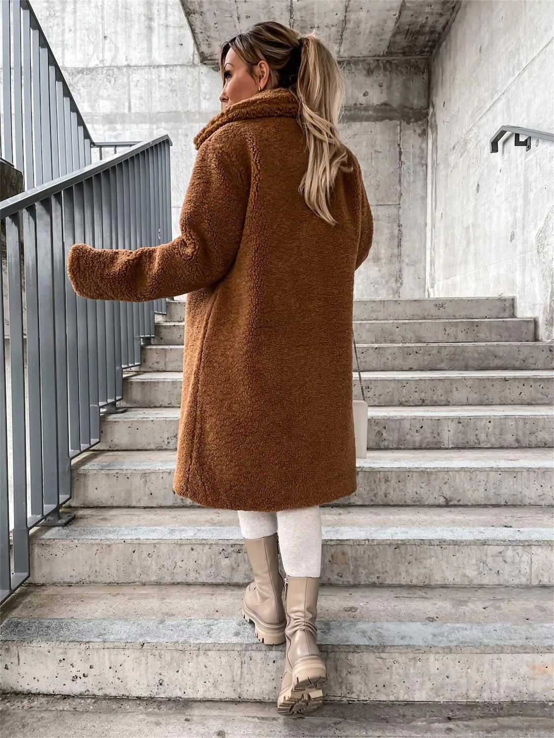 Женское пальто из флиса шерпа с открытым передом, модель, Marrone — фото 3