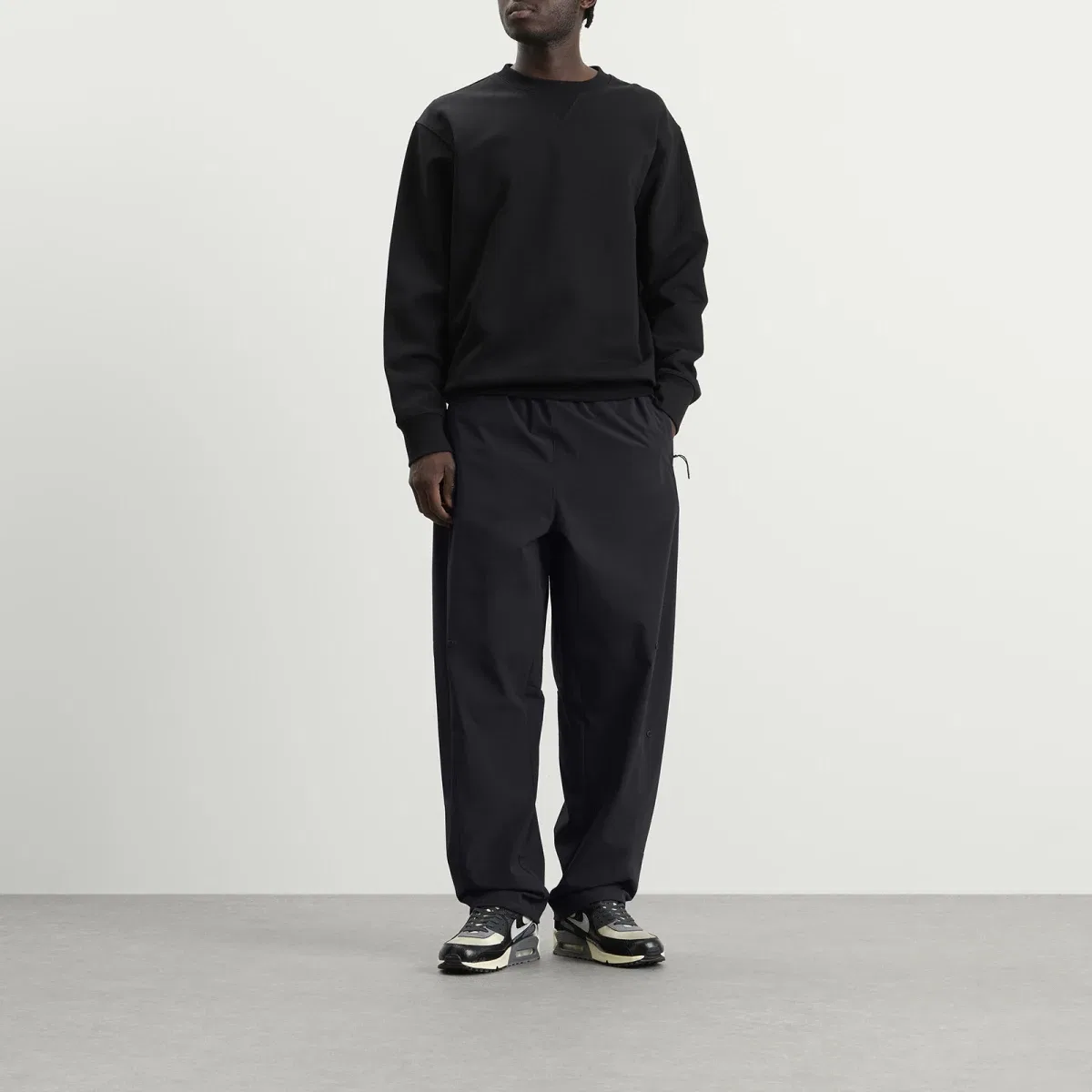 Брюки свободного кроя с открытым низом Tech Helios Sun Open Hem Pant Nike, Black — фото 4