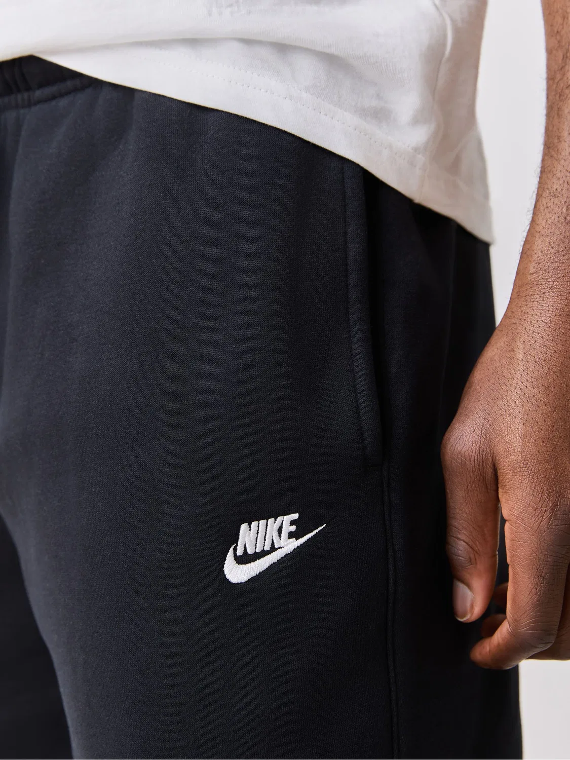 Черные флисовые широкие джоггеры Nike Club — фото 4