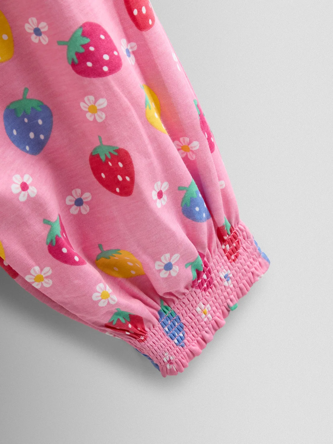 Комбинезон с завязками Strawberry Jojo Maman Bébé, розовый клубничный принт — фото 4