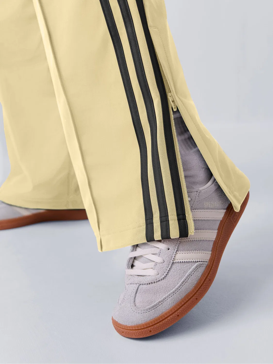 Спортивные штаны свободного кроя, модель Firebird, adidas Originals, желтый — фото 4