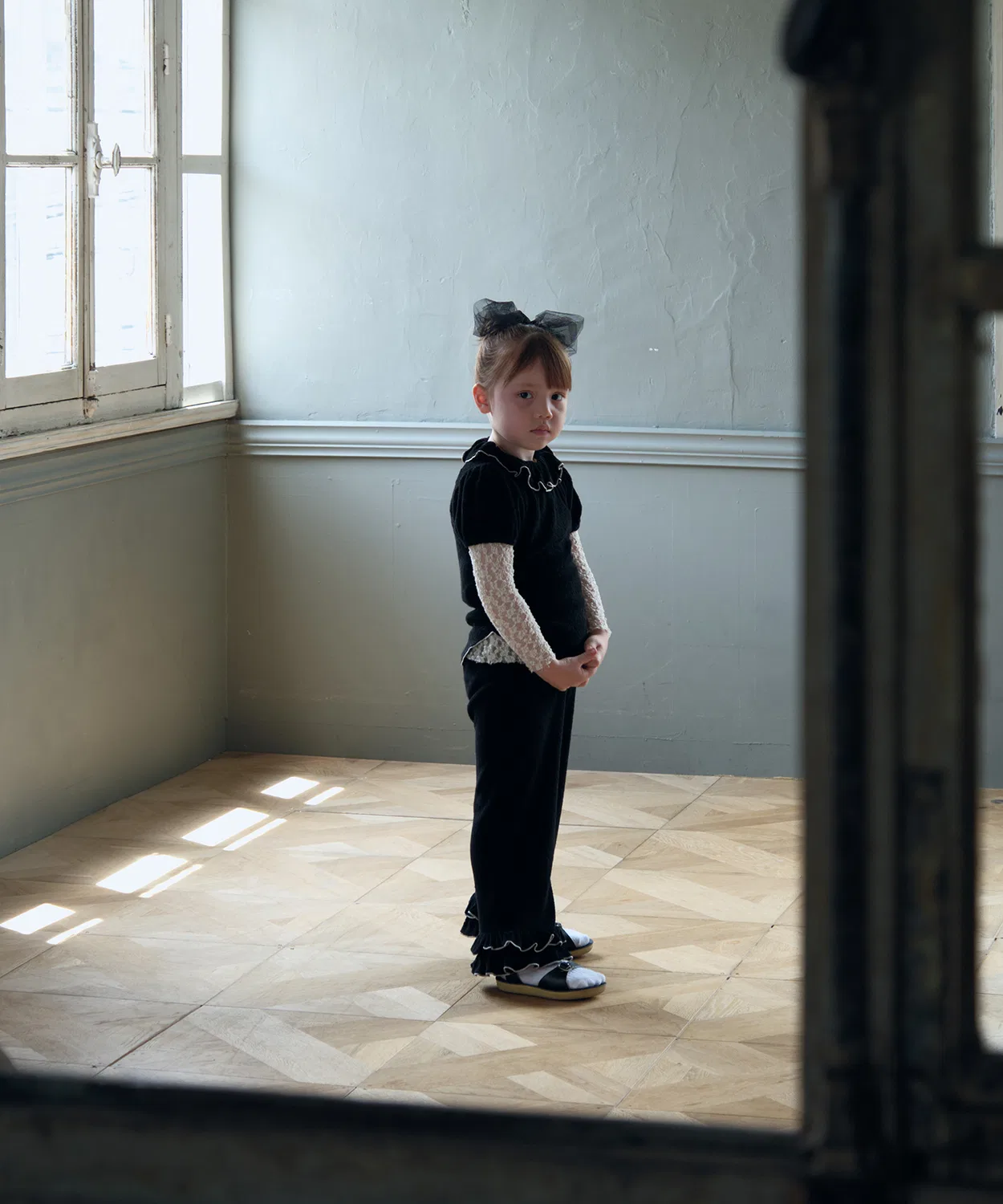 Детская футболка с воланами и длинным рукавом, модель pile frill tops IENA ENFANT, Серый — фото 3