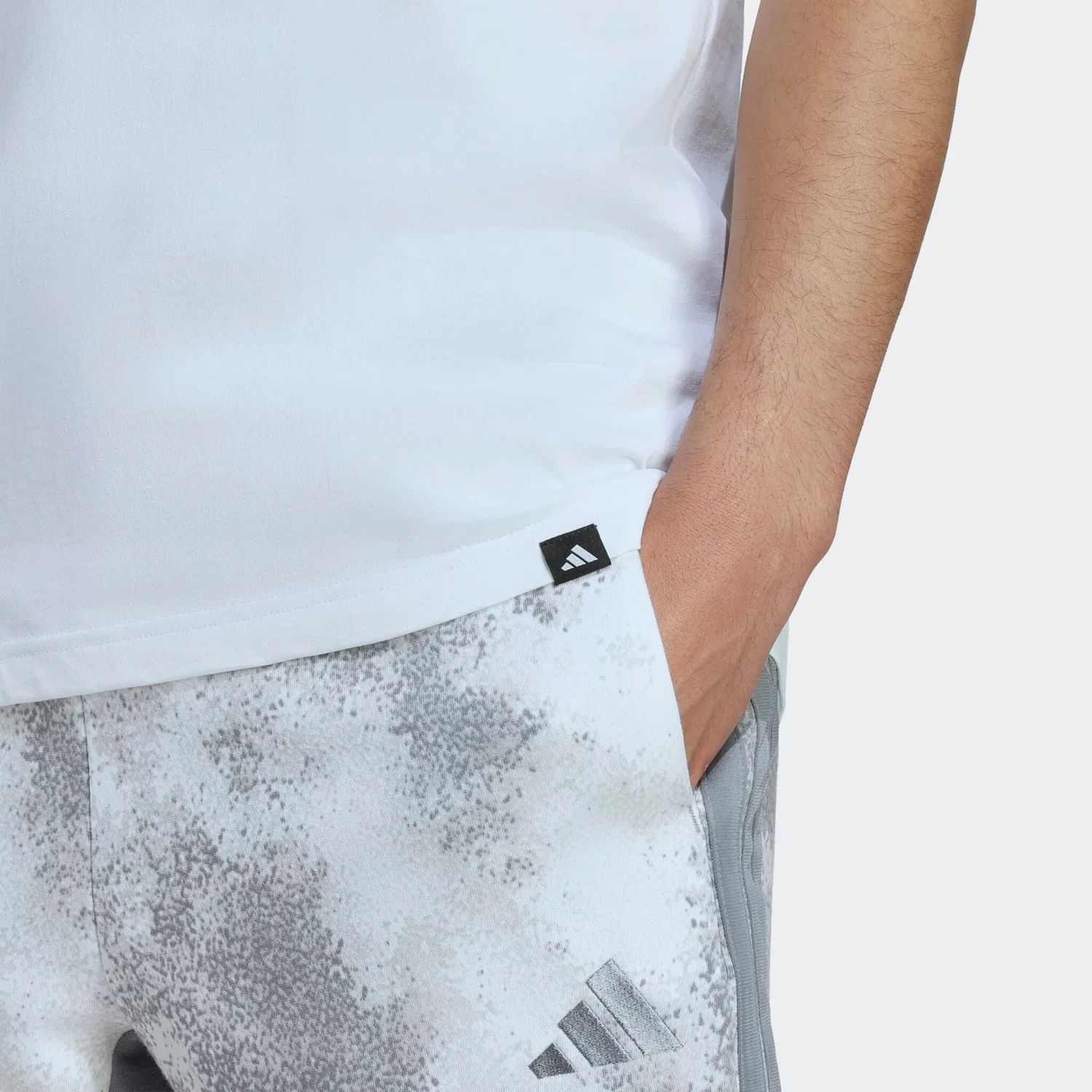 Детская хлопковая футболка с камуфляжным принтом Adidas Sportswear, White — фото 4