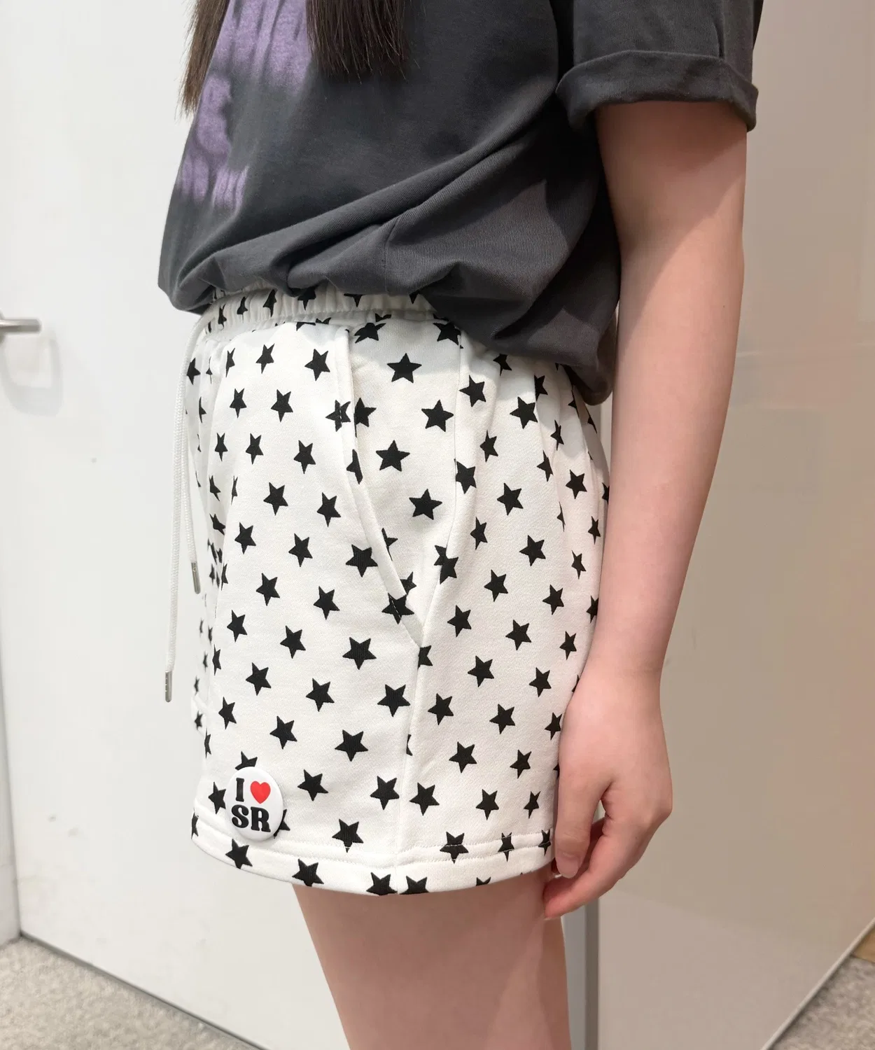 Детские шорты из футера с принтом и значком, модель Assorted Cut, бренд shrita, Черный — фото 3
