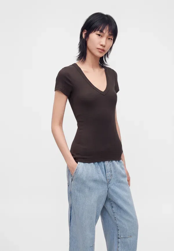 Футболка с V-образным вырезом - базовая футболка Gap, коричневый — фото 4